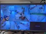 un écran posé sur un bureau, avec un clavier et une souris