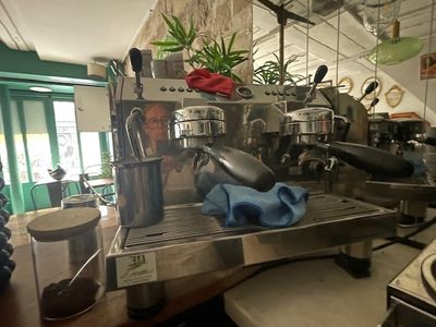 une photo d'une machine à café dans un café