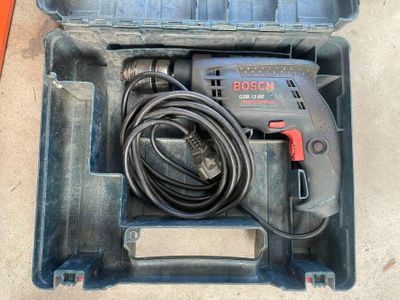 un outil dans une boîte à outils contenant un cordon