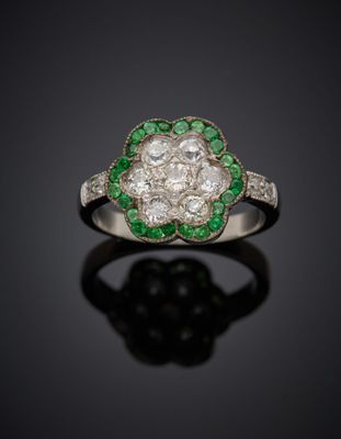 BAGUE "fleur" en or gris (750°/°°) serti de diamants taille …