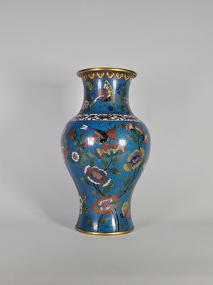 un vase bleu posé sur une surface blanche, avec un fond blanc