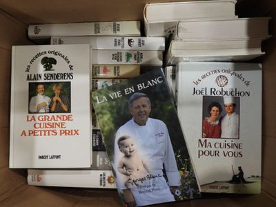 plusieurs livres dans une boîte sur une table