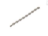 une image représentant un bracelet en argent sur fond blanc