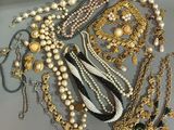 de nombreux types de colliers et de bracelets sur la table