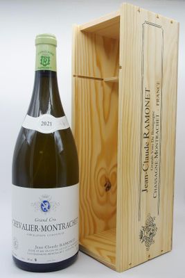 une bouteille de vin dans un coffret en bois à côté d'une bouteille de vin