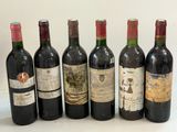 plusieurs bouteilles de vin sont alignées sur une table