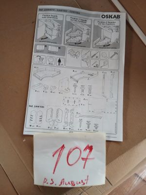un bout de papier posé par terre sur lequel figurent des instructions