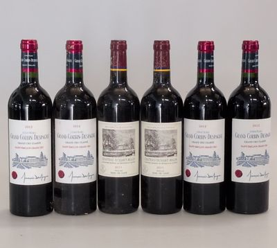six bouteilles de vin sont alignées sur une table