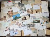 une valise recouverte d'une multitude de vieilles cartes postales et de timbres