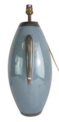 un vase bleu muni d'une poignée en métal sur fond blanc
