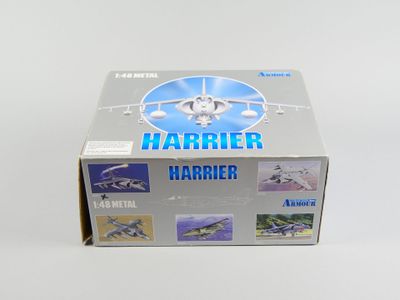 une boîte sur laquelle figure l'image d'un avion de chasse