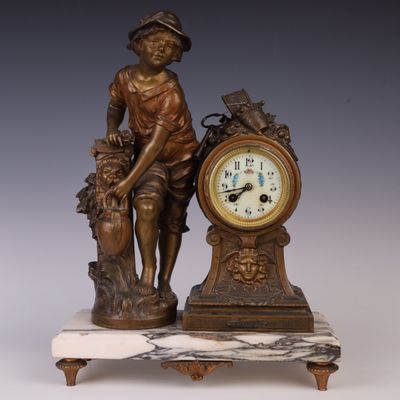 une statue représentant un garçon avec une horloge, posée sur un socle en marbre