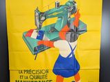 une vieille affiche représentant une femme travaillant à une machine à coudre