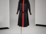 une photo d'une robe noire et rouge posée sur un mannequin