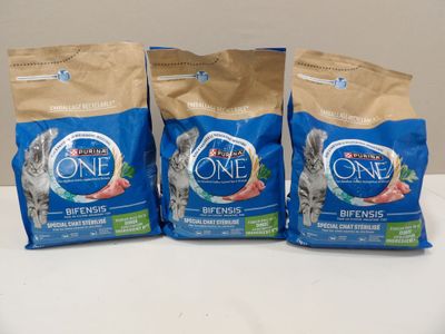trois sacs de nourriture pour chat posés sur une table