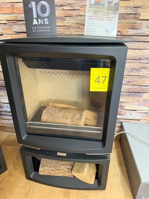 une cheminée avec des bûches dans un magasin