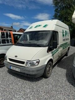 une camionnette blanche garée à côté d'une camionnette blanche