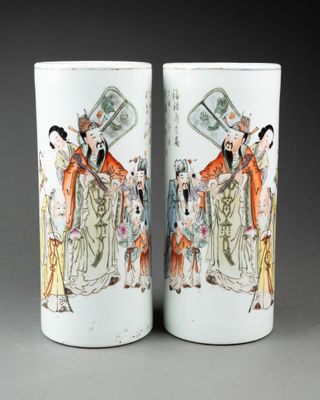 paire de vases chinois avec personnages assis sur une table