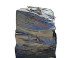 un gros tas de sacs en plastique posé sur une surface blanche