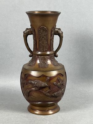 JAPON. Vase en bronze de forme balustre, à décor, dans des c…