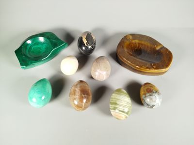 tout un tas de pierres de toutes sortes sur la table