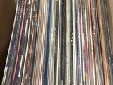 une boîte remplie de disques vinyles posée sur une table