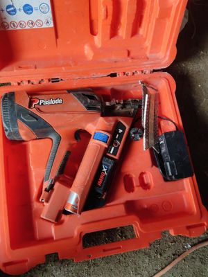 une boîte à outils contenant des outils, posée sur le sol