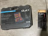 un paquet de cigarettes posé par terre à côté d'un autre paquet de cigarettes