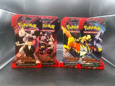 Deux paquets de cartes à collectionner Pokémon sont posés sur une table.