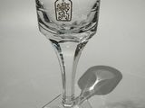 un verre à vin orné d'un bord doré posé sur une table