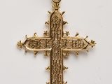 une croix dorée sur fond blanc