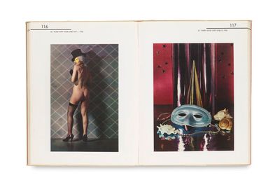 un livre ouvert avec deux images représentant une femme portant un chapeau et un masque