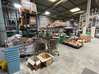 un grand entrepôt rempli de boîtes et de cartons