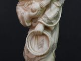 figurine chinoise en ivoire sculpté représentant une femme portant un enfant