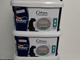 une pile de récipients sur lesquels figurent différents types de peinture