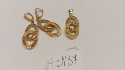 deux paires de boucles d'oreilles et une étiquette sur un fond blanc
