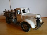 un camion jouet posé sur une table