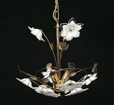 un lustre duquel pendent des fleurs au plafond