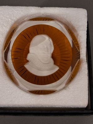un médaillon en verre sur lequel figure l'image d'un homme