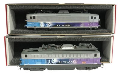 deux trains miniatures posés dans une boîte sur une table