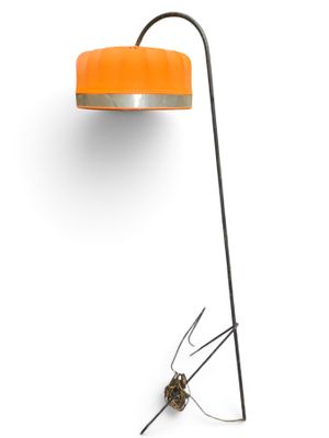 un gros plan d'une lampe posée sur une surface blanche, avec une araignée dessus