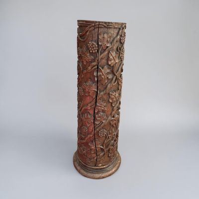 une image représentant un grand vase en bois orné de sculptures