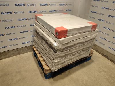 une pile de matelas posée sur une palette dans une pièce
