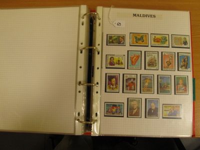 un classeur orné de timbres, posé sur un bureau