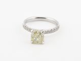 Vue d'une bague de fiançailles récente sertie d'un diamant jaune taille « coussin »