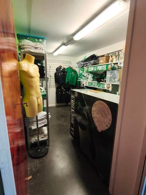 un magasin avec des mannequins exposés en vitrine