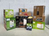 plusieurs cartons contenant des appareils électroménagers posés sur une table