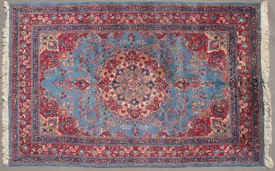 un tapis oriental orné d'un motif en médaillon sur fond bleu