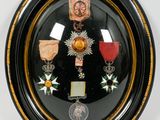 une photo d'une médaille dans un cadre noir
