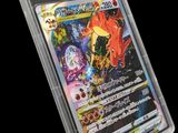 gros plan d'une carte pokemon dans un étui en plastique